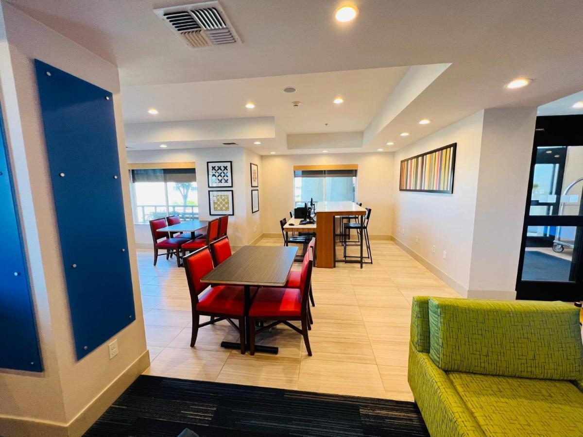 Holiday Inn Express & Suites Salinas By Ihg Exterior foto